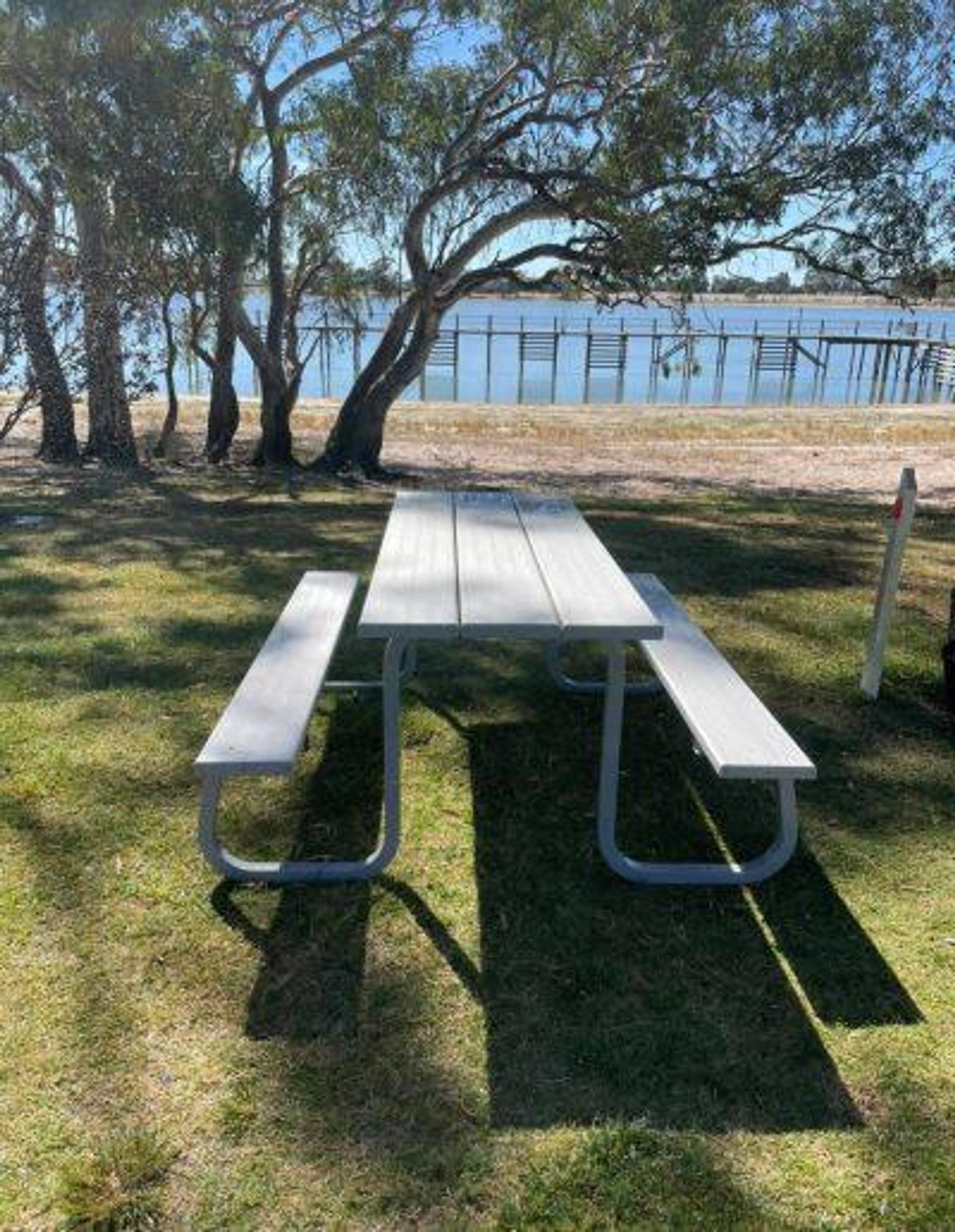 Lake Charlegrark Caravan Park & Cottages - 1