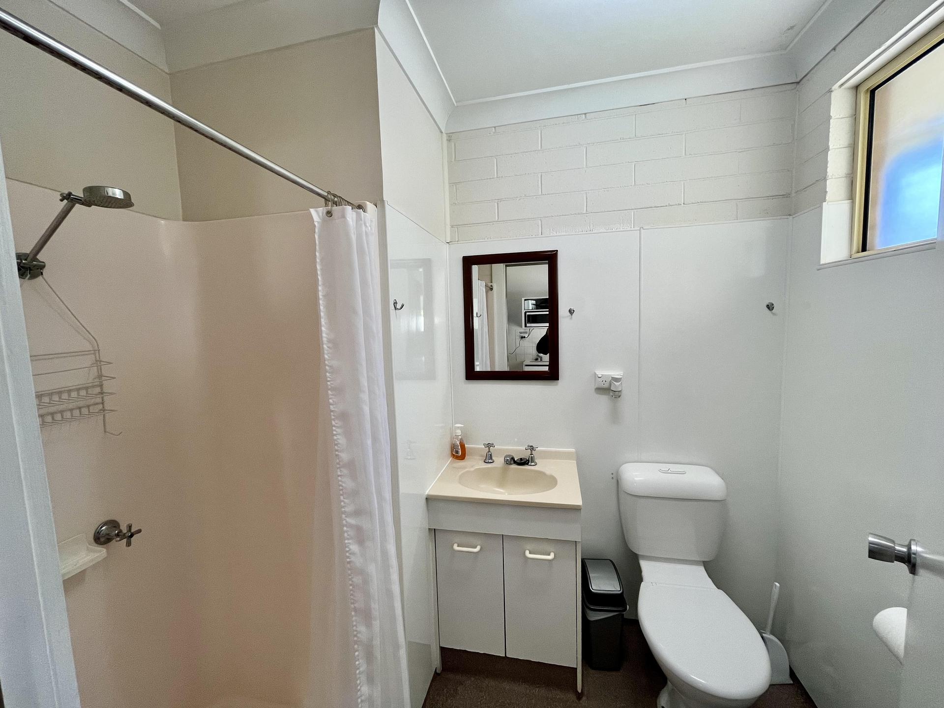 Cootamundra Caravan Park - Image 6