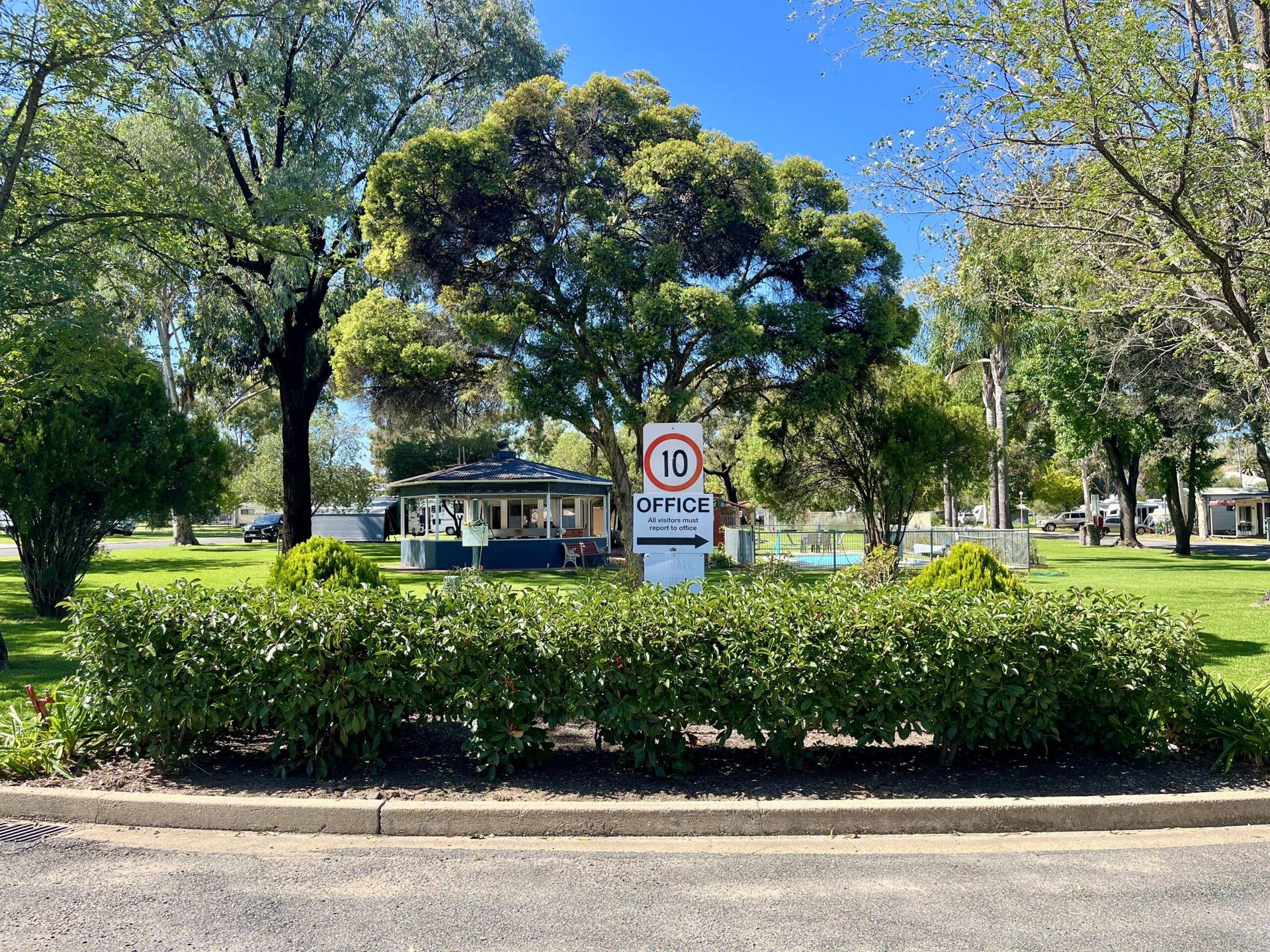 Young Tourist Caravan Park - 4