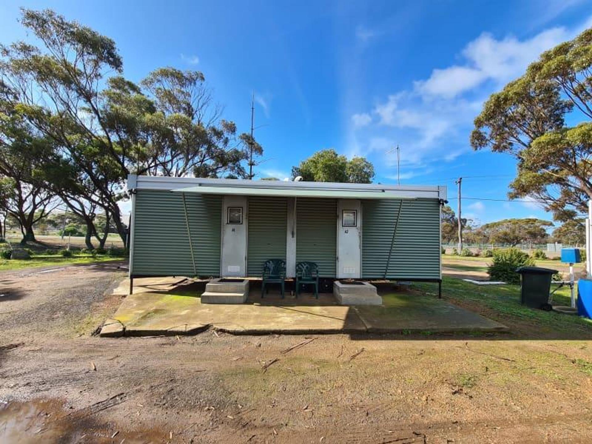 Liberty Roadhouse (Cafe On Cornwall) and Katanning Caravan Park - 1