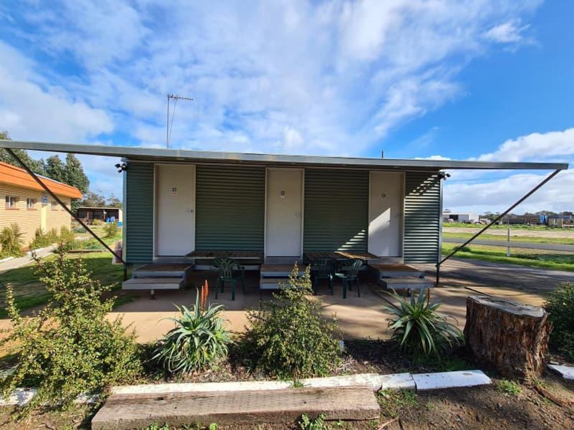 Liberty Roadhouse (Cafe On Cornwall) and Katanning Caravan Park - 4