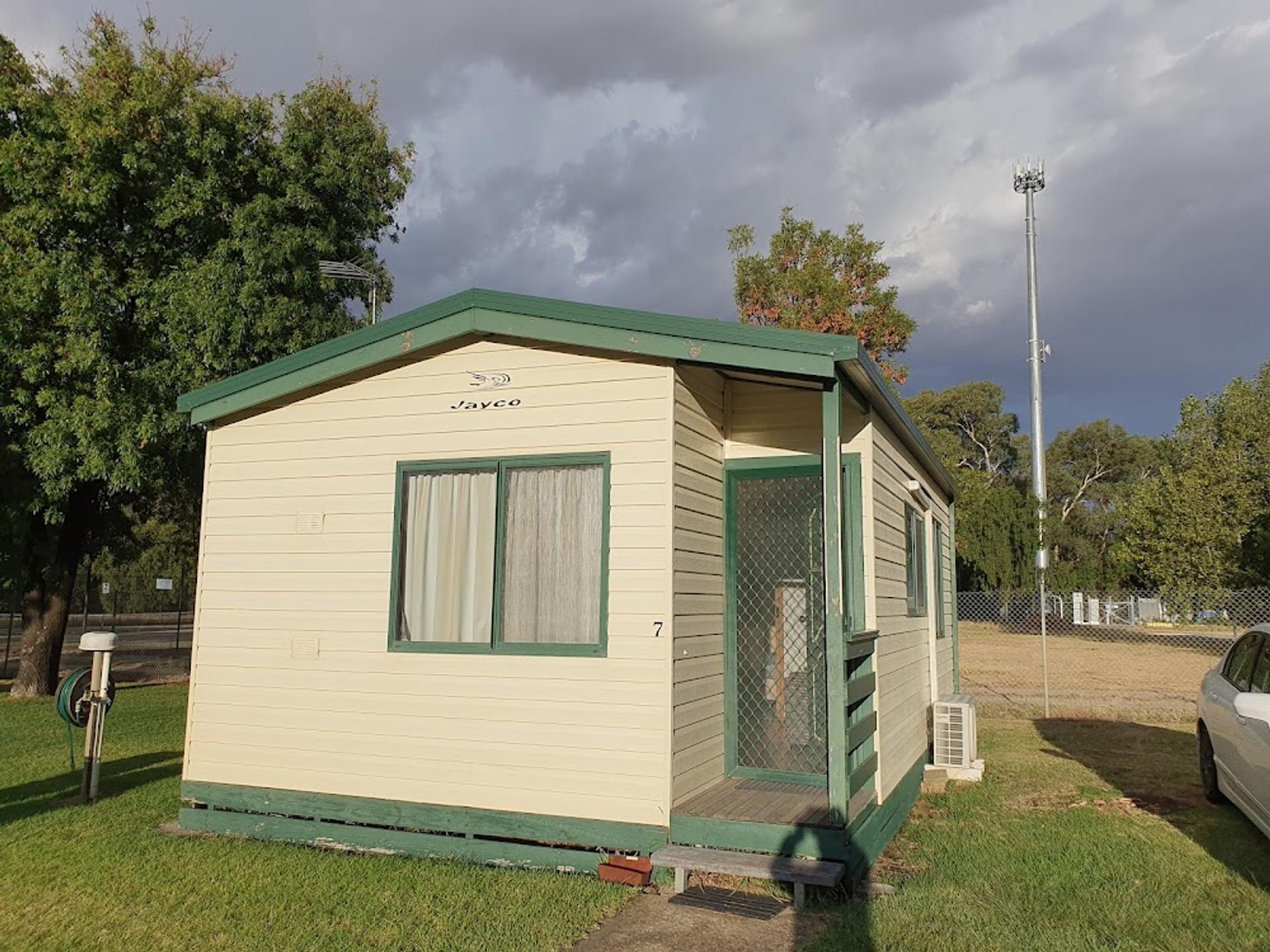 Jerilderie Motel & Caravan Park - 3
