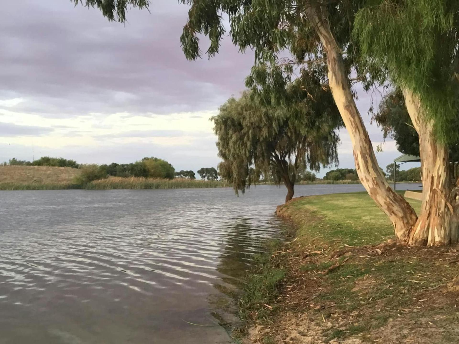 Moulamein Lakeside Caravan Park - 1