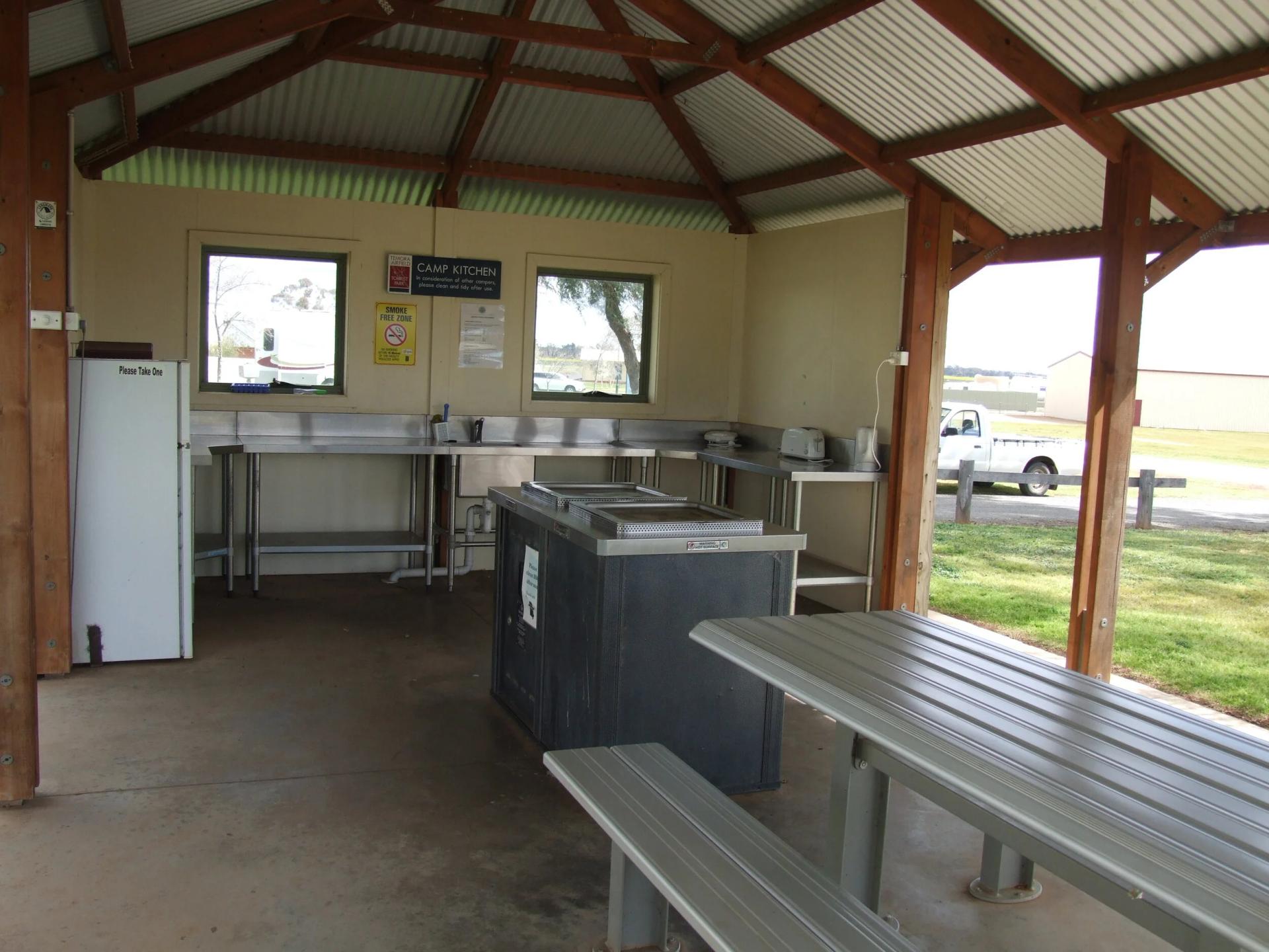 Temora Airfield Tourist Park & Cabins - 3