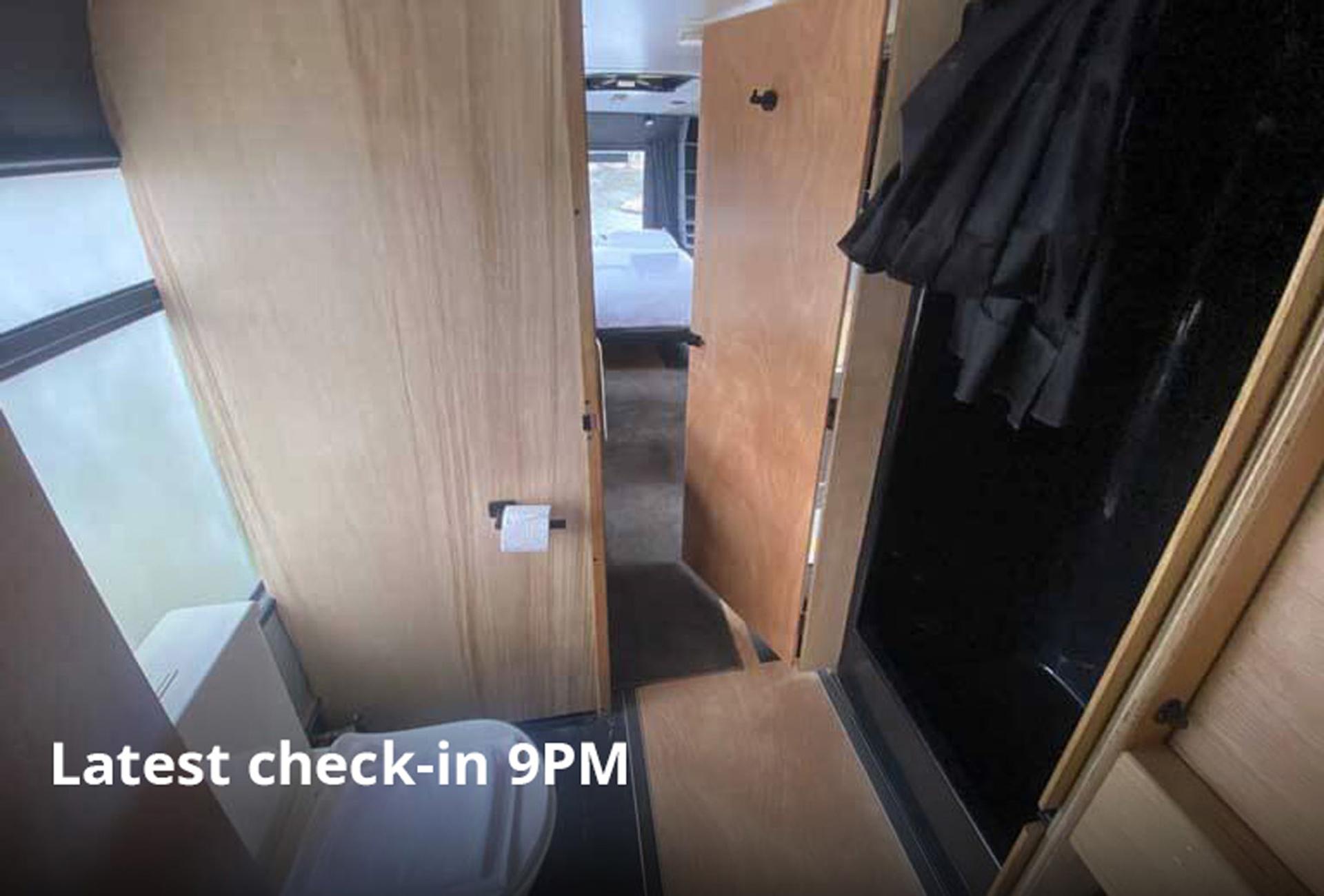 Bus 2Br, 1xQueen, 4xBunk, 1xEnsuite - Image 5