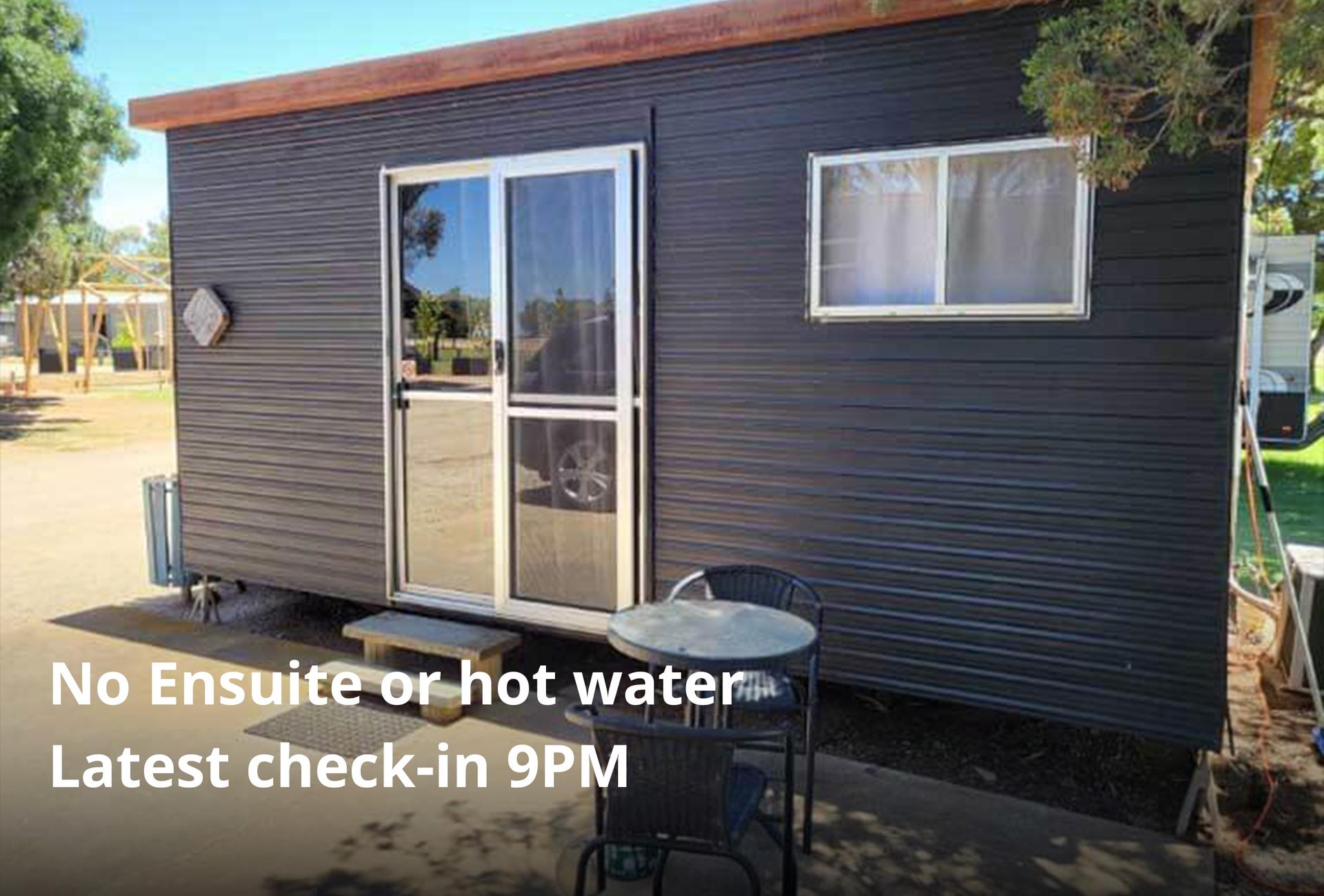 Tatty old Cabin, 1xQueen, No Ensuite - 1