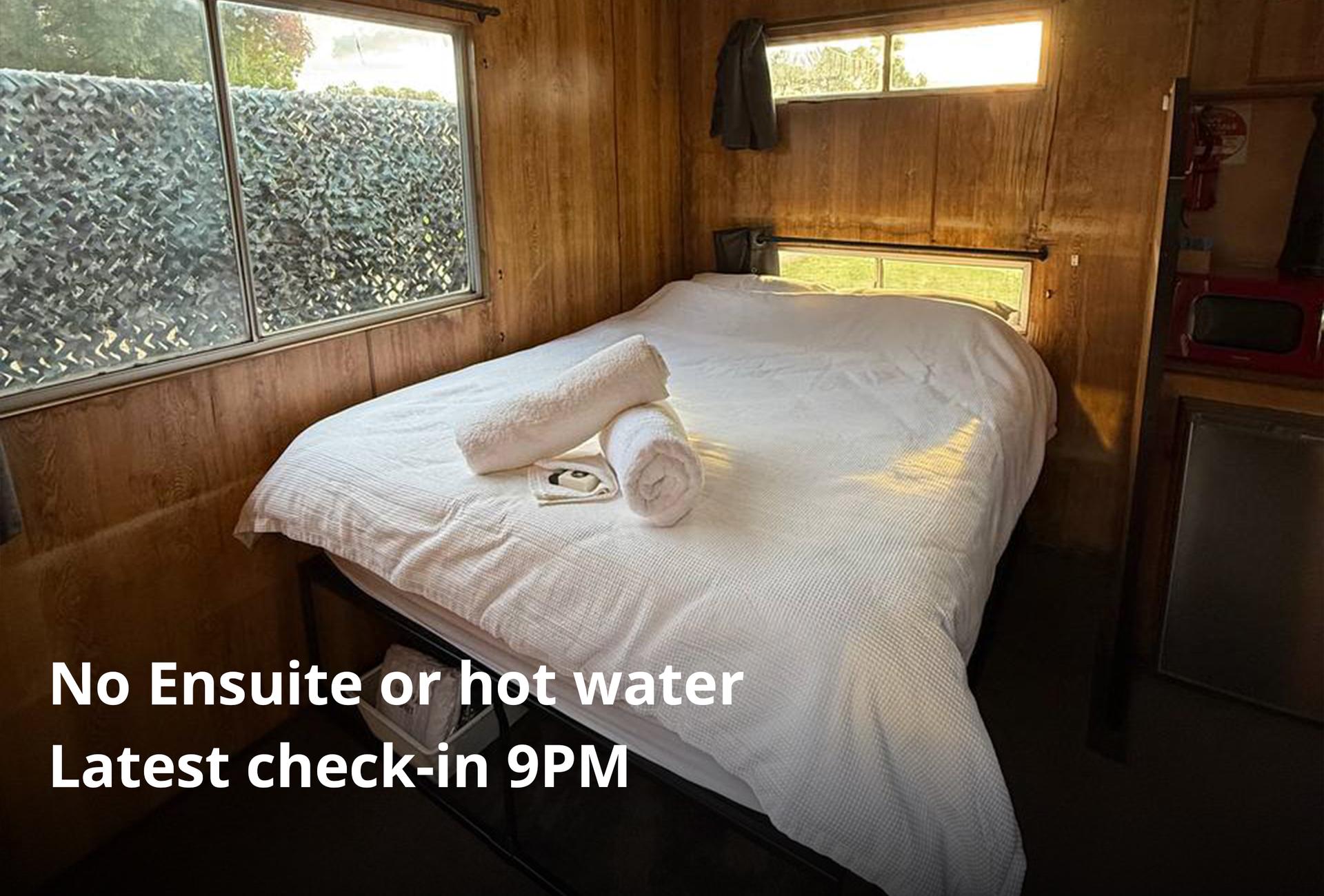 Tatty old Cabin, 1xQueen, No Ensuite - Image 2